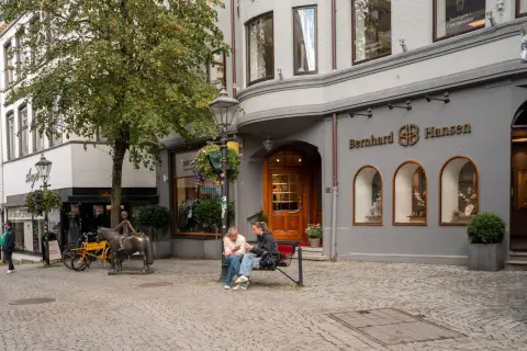 Deux passants sur un banc près d’une statue de cheval, Stavanger