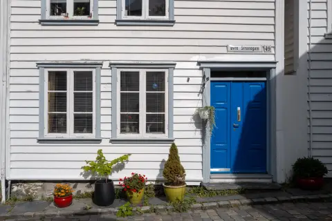 Une porte bleue et des pots de fleurs, rue Øvre Strandgate, Stavanger