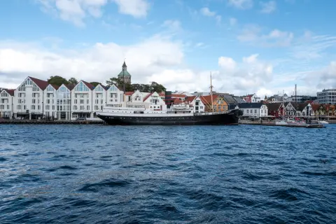 Le port, ses entrepôts blancs et un vieux navire à quai, Stavanger