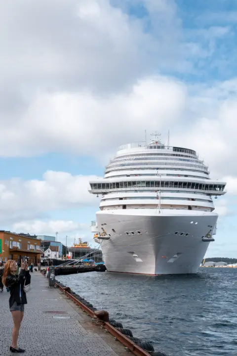 Un paquebot de croisière à quai au bout du port, Stavanger