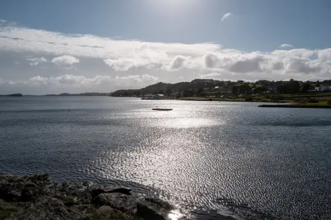 Le soleil sur l’eau du Hafrsfjord en fin d’après-midi, Stavanger