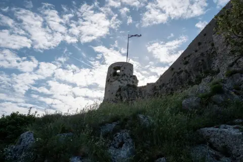 Tour de la forteresse en contre-jour sous un ciel nuageux, Trogir