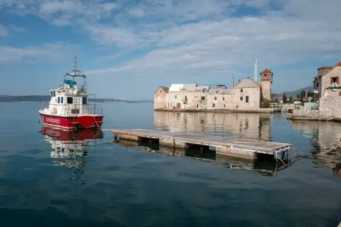 Ponton flottant devant les bâtisses anciennes au bord de l'eau, Trogir