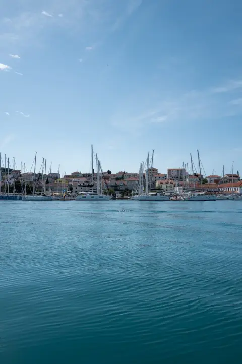 Yachts à quai avec pancarte à vendre affichée sur le port, Trogir