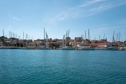 Large panorama de la marina et du village aux toits de tuiles, Trogir
