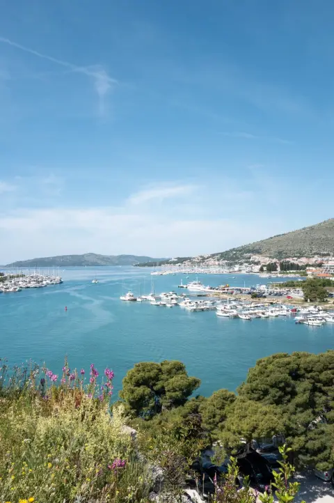 Vue plongeante sur la baie et la marina depuis les hauteurs fleuries, Trogir
