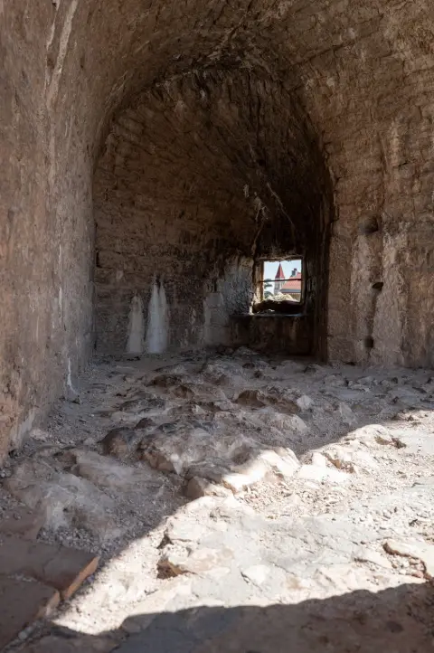 Salle voûtée de la forteresse avec vue cadrée sur le clocher, Trogir