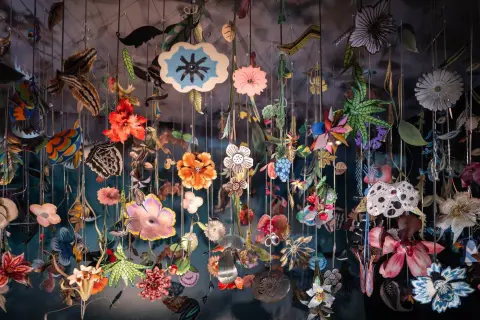 Installation de fleurs en papier suspendues au plafond, Vienne