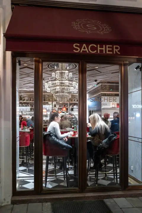 Lustre etincelant a l'entree du celebre Cafe Sacher, Vienne