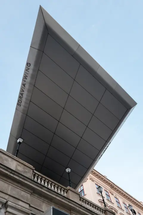 Auvent metallique anguleux du Soravia Wing se decoupant sur le ciel, Vienne