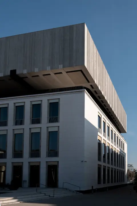Corniche de beton en porte-a-faux sur un immeuble contemporain, Vienne