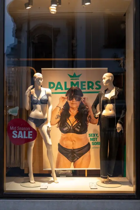 Vitrine Palmers melant mannequins et affiche sans filtre, Vienne
