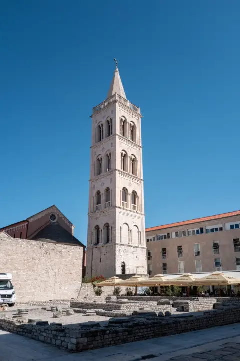 Campanile élancé de la cathédrale dominant les terrasses de restaurants, Zadar