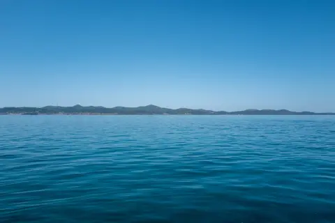 Horizon calme entre mer et collines côtières adriatiques, Zadar