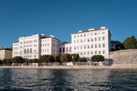 Long bâtiment néoclassique rose longeant le front de mer, Zadar