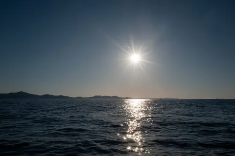 Soleil éclatant en étoile au-dessus de la mer calme, Zadar