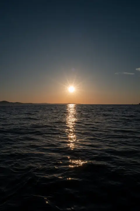 Dernière lueur du soleil couchant sur l'horizon marin, Zadar