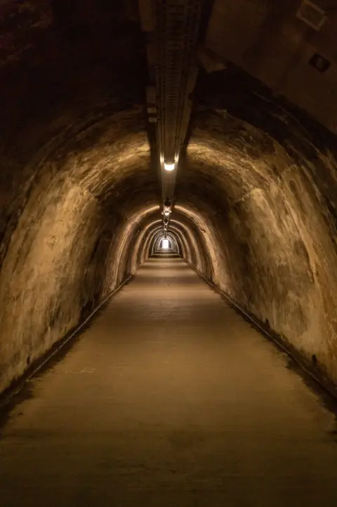 Long tunnel voûté de Grič éclairé de lampes ponctuelles, Zagreb