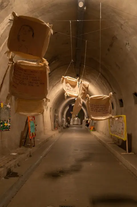Dessins d'enfants suspendus dans le tunnel Grič en installation artistique, Zagreb