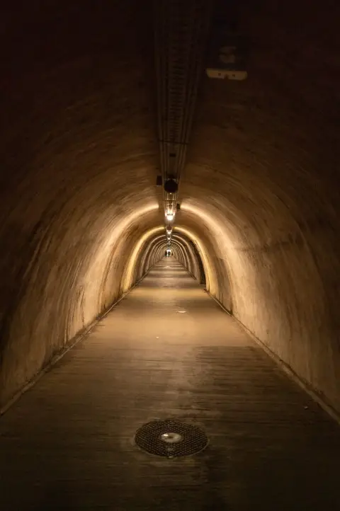 Perspective du tunnel souterrain de Grič avec silhouettes au loin, Zagreb