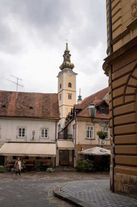 Clocher baroque au dôme doré dominant une place pavée, Zagreb