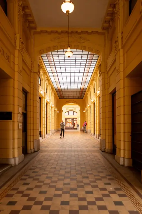 Passage Art nouveau jaune à la verrière quadrillée et au sol en damier, Zagreb