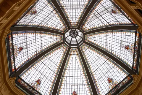Verrière octogonale en vitrail fleuri de la galerie Oktogon, Zagreb