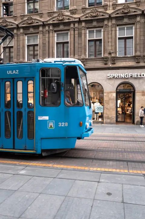 Tramway bleu numéro 328 avec le conducteur au volant, Zagreb