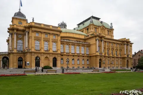 Théâtre national croate et ses coupoles vertes vues depuis les jardins, Zagreb