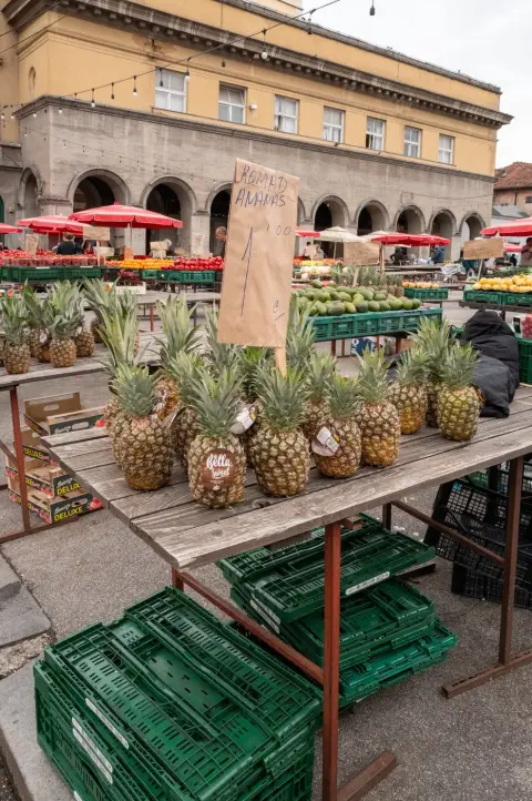 Étal d'ananas empilés devant les arcades du marché Dolac, Zagreb