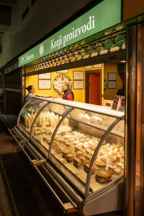 Vendeuse de fromages de chèvre discutant avec une cliente, Zagreb