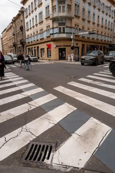 Passage piéton en damier noir et blanc devant un immeuble Art nouveau, Zagreb