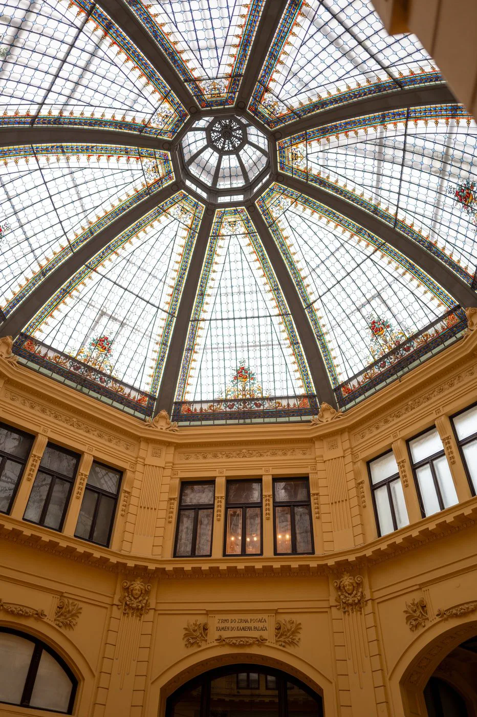 Coupole en vitrail géométrique surplombant une cour intérieure, Zagreb